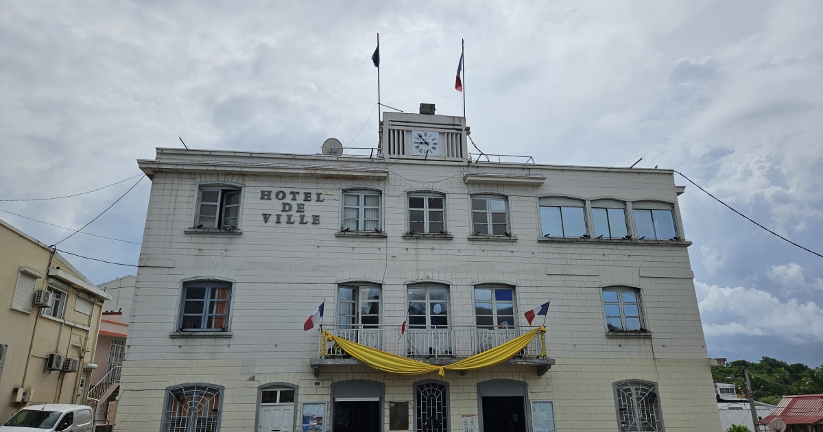 Le bus des municipales s’arrête à Schœlcher pour échanger sur les enjeux des élections